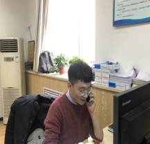 太阳成集团tyc122cc侯勇老师和受资助员工家庭2